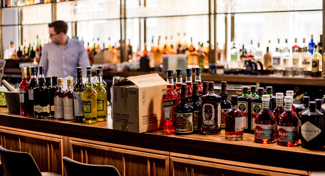 Illustration bar à cocktails et spiritueux